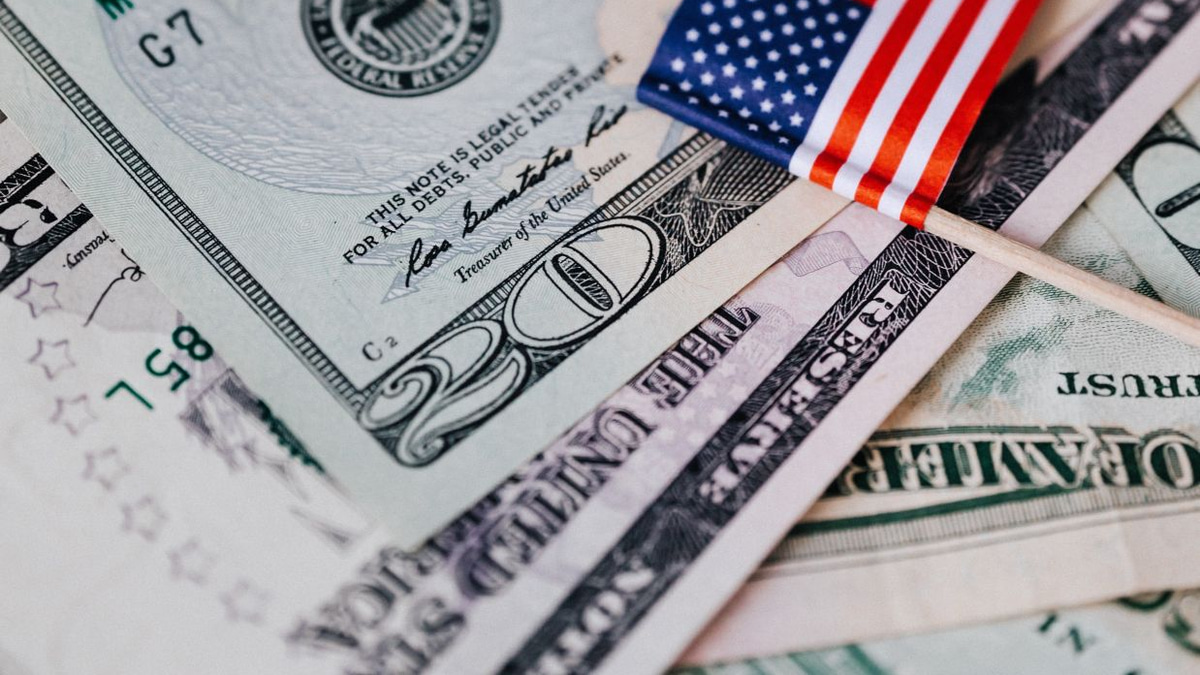 Dollar Surges to Year-High as Fed Rate-Hike Bets Intensify; Yen Nears Four-Decade Low