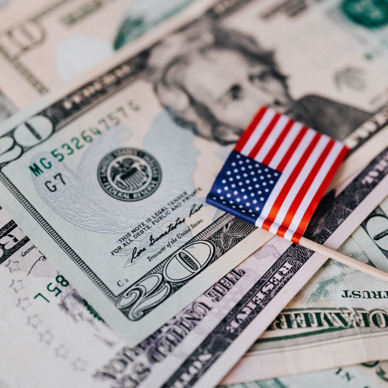Dollar Surges to Year-High as Fed Rate-Hike Bets Intensify; Yen Nears Four-Decade Low