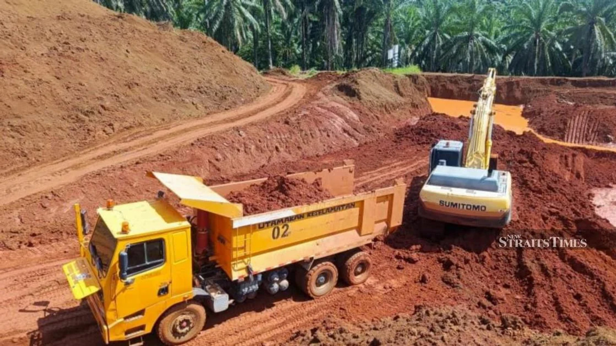 Two arrested in illegal silica sand operation; RM1.8 million in equipment seized