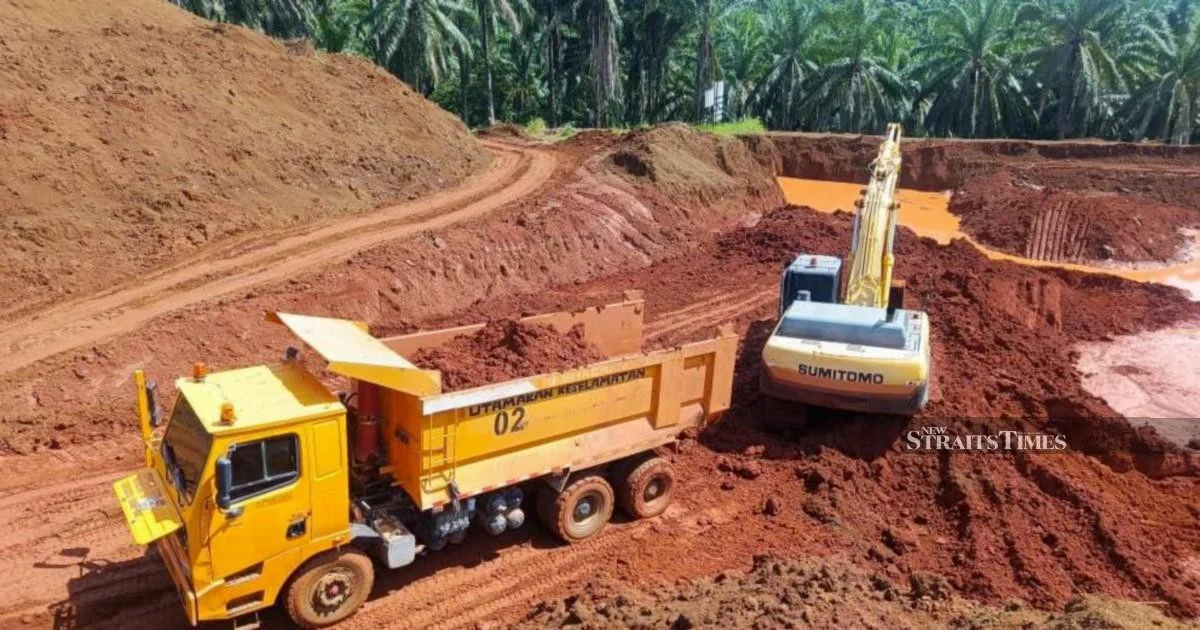 Two arrested in illegal silica sand operation; RM1.8 million in equipment seized