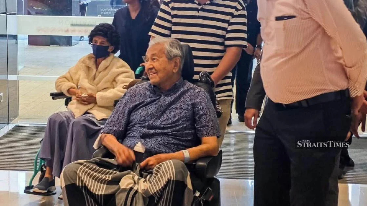 Anwar Extends Birthday Greetings to Mahathir as Former PM Turns 101