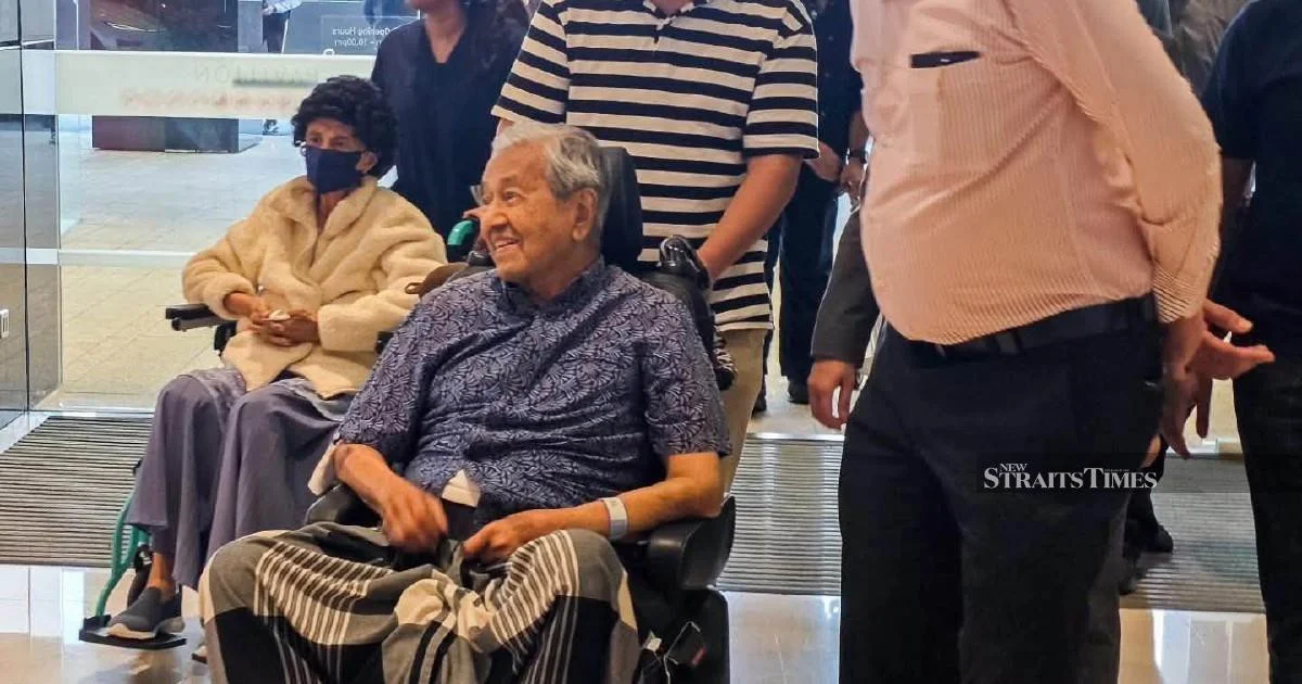 Anwar Extends Birthday Greetings to Mahathir as Former PM Turns 101