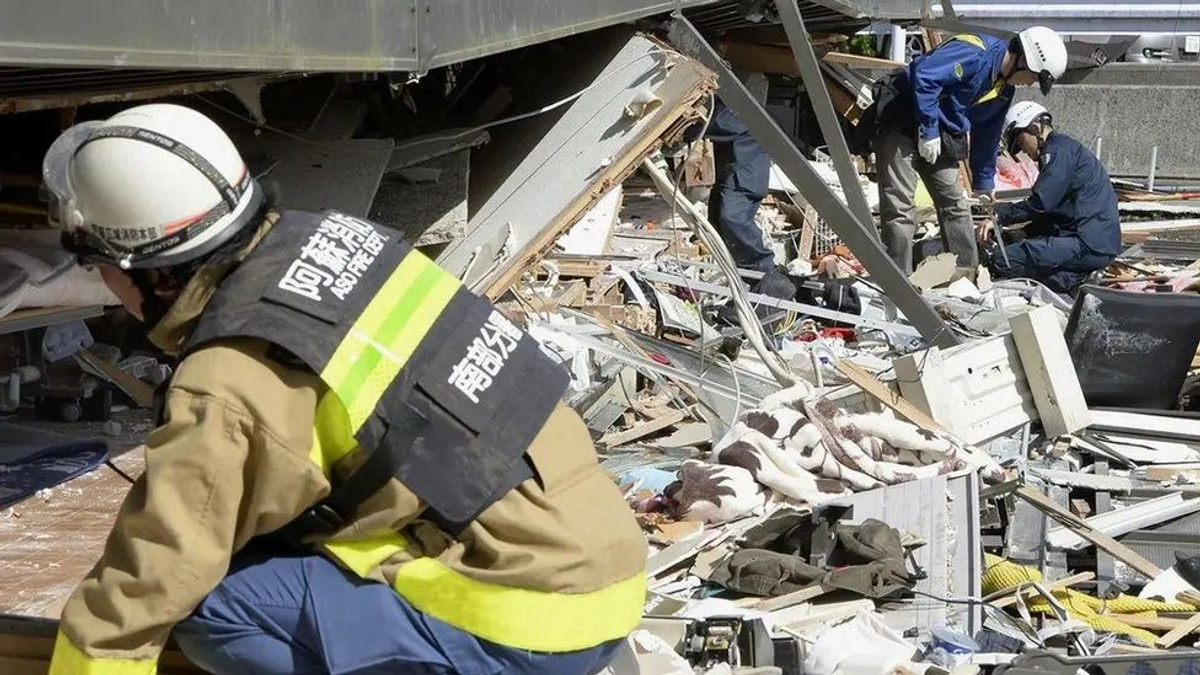 Major explosion at Kumamoto shopping mall traps dozens as rescue operations intensify