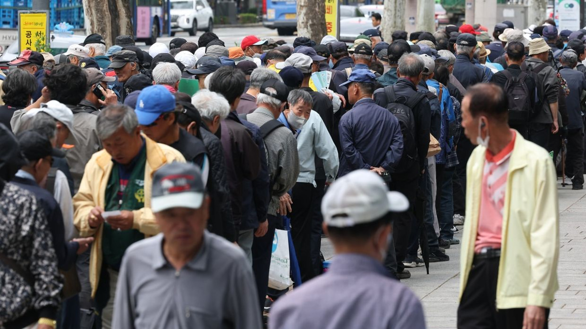 Seoul Weighs Costly Free Bus Programme for Elderly as Population Ages