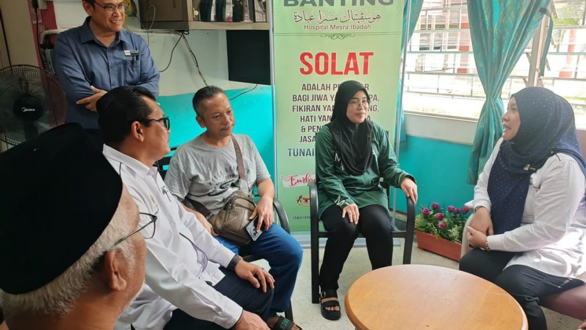 Selangor Education Chief Visits Student Wounded in Banting School Stabbing