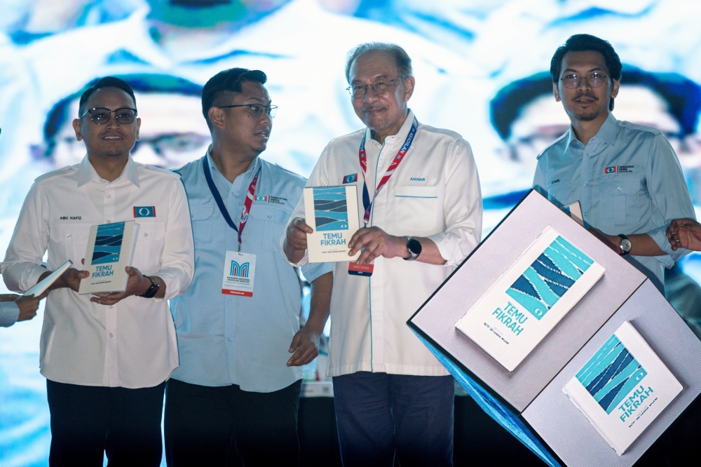 Anwar Unveils PKR Youth's New Vision Document on Courage and Creative Governance