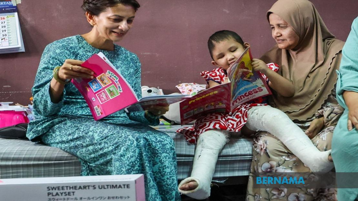 Three-Year-Old Crash Survivor Aulia Sofia Receives Royal Visit, Shows Strong Recovery