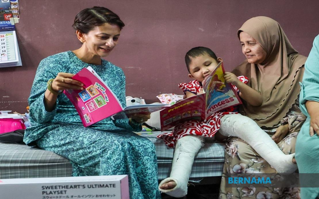 Three-Year-Old Crash Survivor Aulia Sofia Receives Royal Visit, Shows Strong Recovery