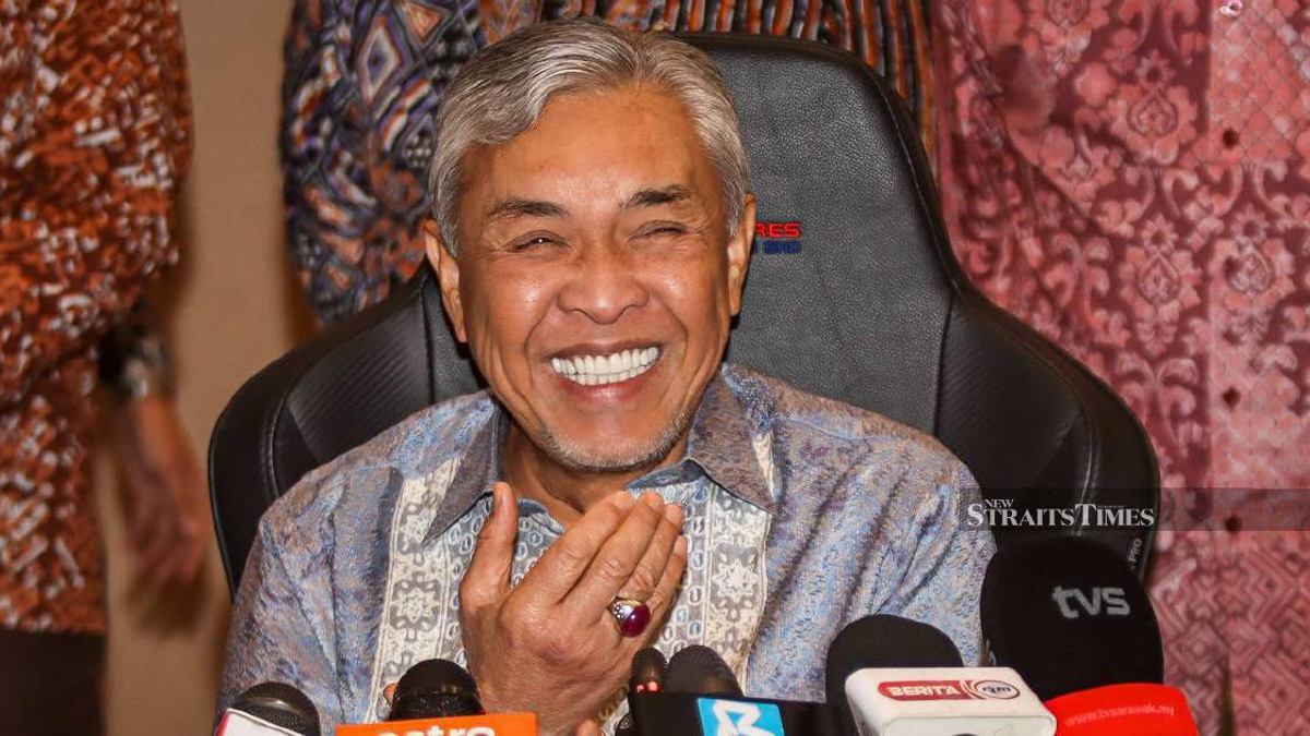 Zahid Answers PM's Unity Message with Traditional Malay Verse