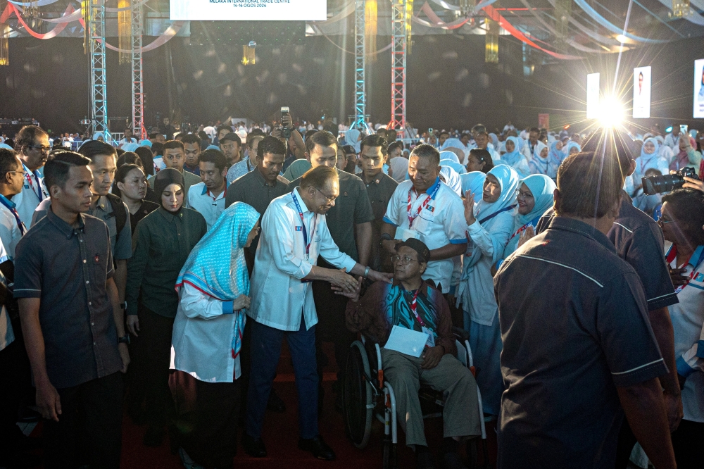 Anwar Stresses Welfare Over Emotion in Umno Relations Decision