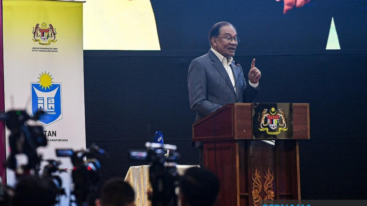 Anwar Apologises for Firm Tone With Civil Servants, Defends His Directness