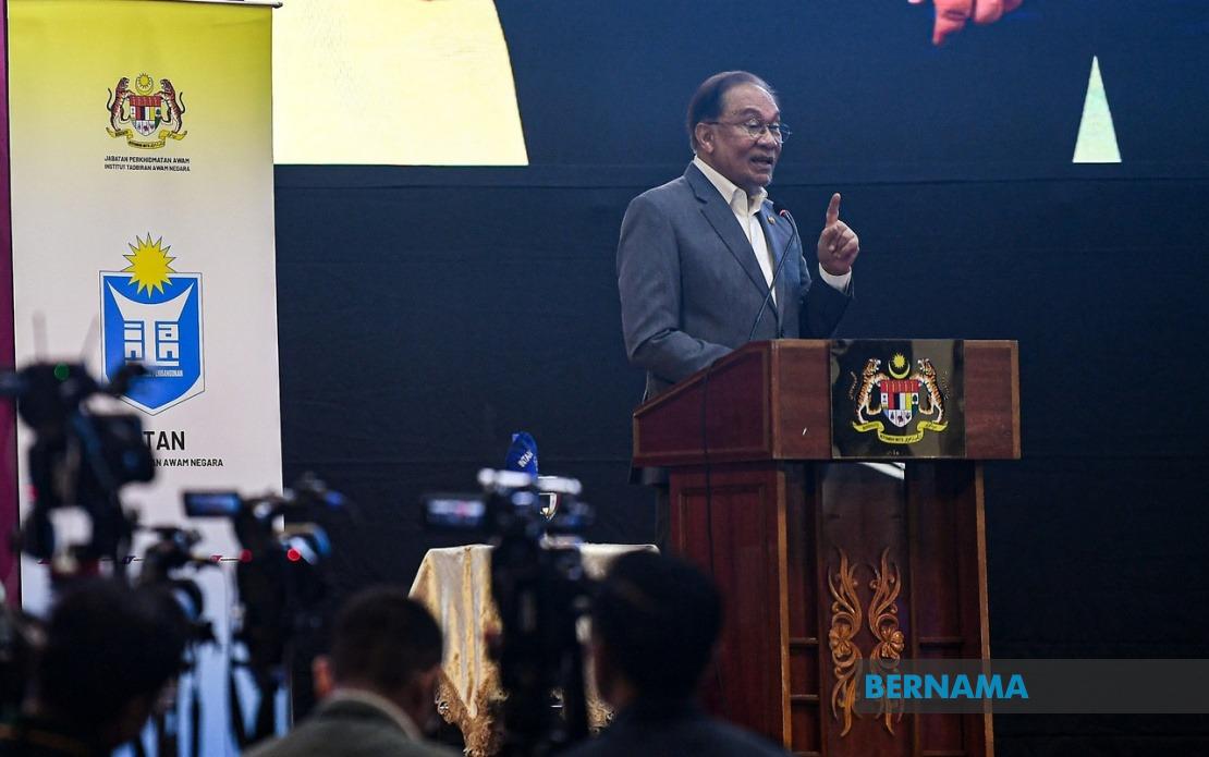 Anwar Apologises for Firm Tone With Civil Servants, Defends His Directness