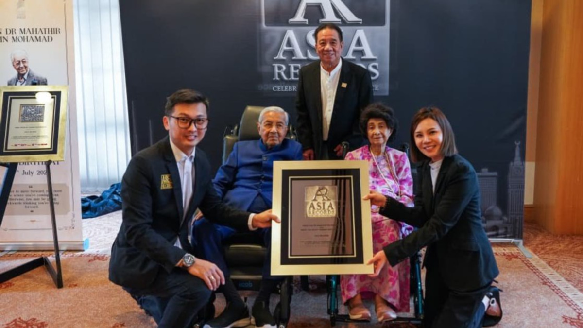 Tun M and Dr Siti Hasmah Recognised as Record-Breaking Centenarian Couple