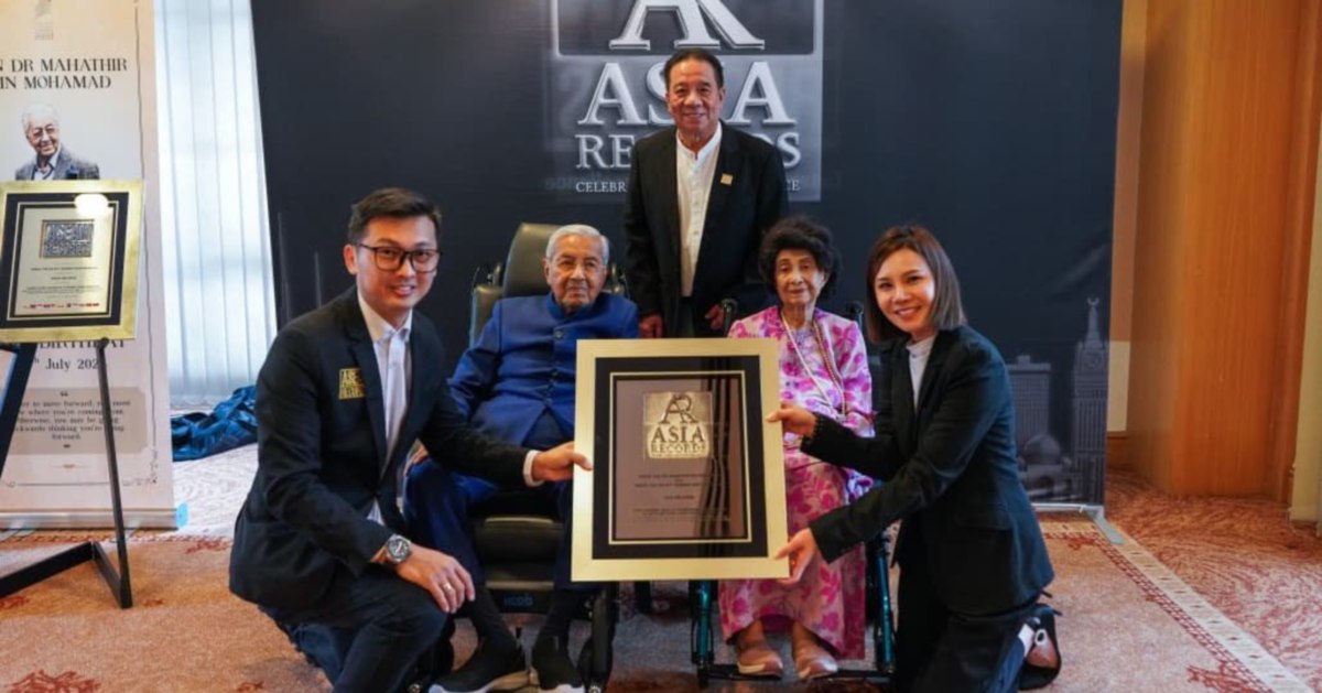 Tun M and Dr Siti Hasmah Recognised as Record-Breaking Centenarian Couple