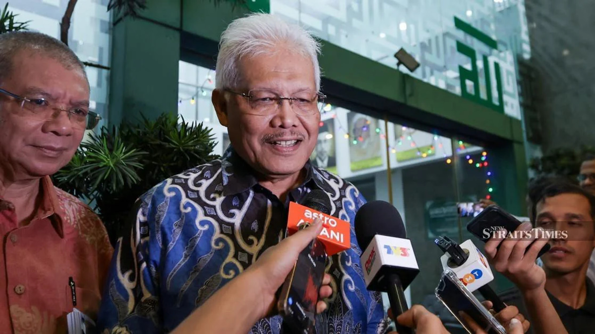 Hamzah Zainudin to resume opposition leader role as parliament seating reshuffled