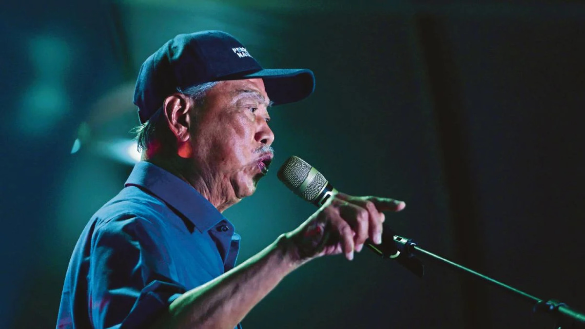 Muhyiddin Brushes Off PAS Snub as Johor Election Campaign Intensifies