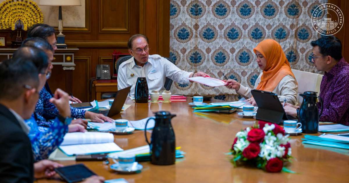 Anwar Pushes for Comprehensive Fix to Chronic Felda Settlers' Land and Housing Crisis