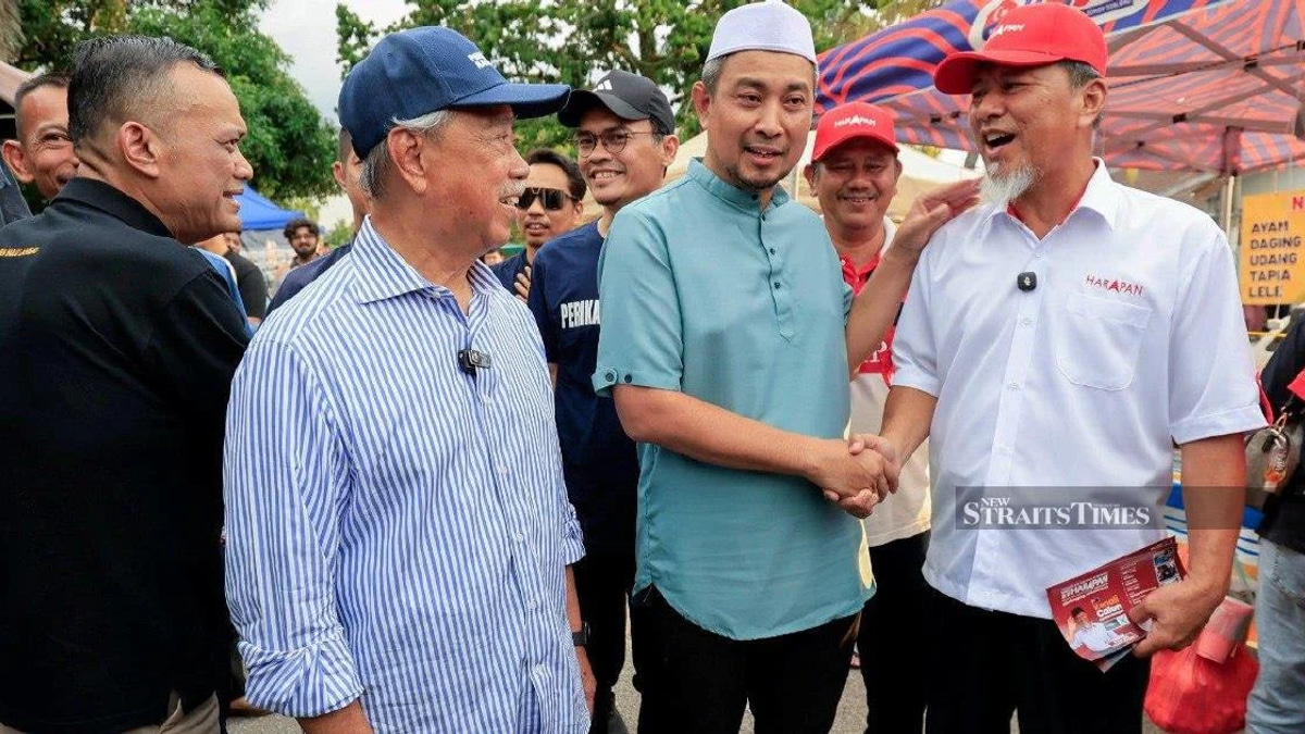Johor Election Campaign Heats Up as Rival Candidates Converge at Night Market