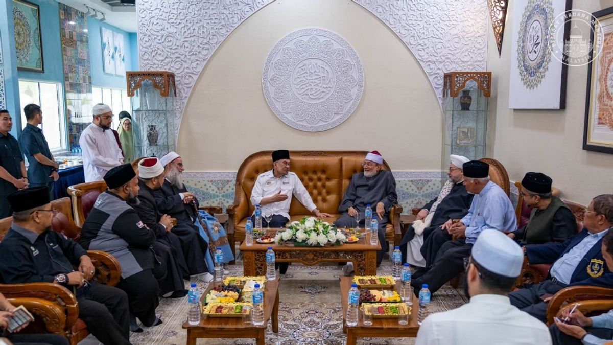Anwar Ibrahim Meets with Visiting Islamic Scholars, Seeks Counsel and Blessings