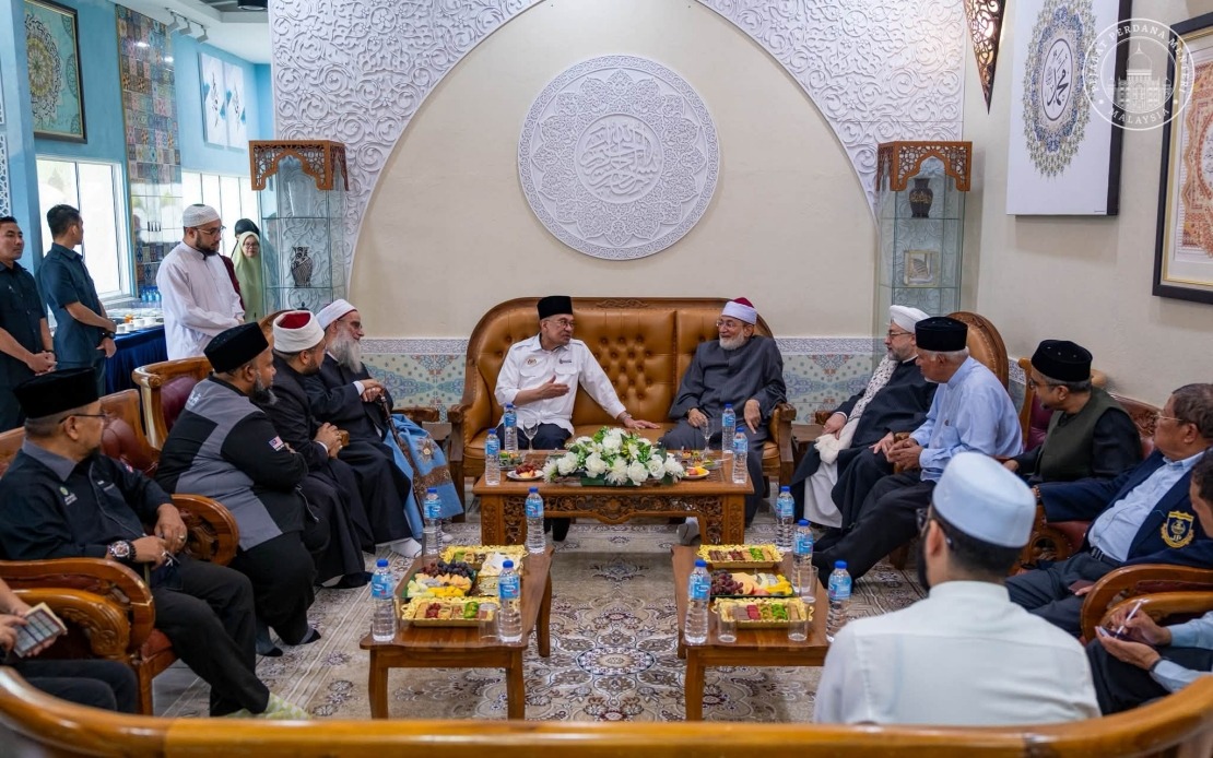 Anwar Ibrahim Meets with Visiting Islamic Scholars, Seeks Counsel and Blessings
