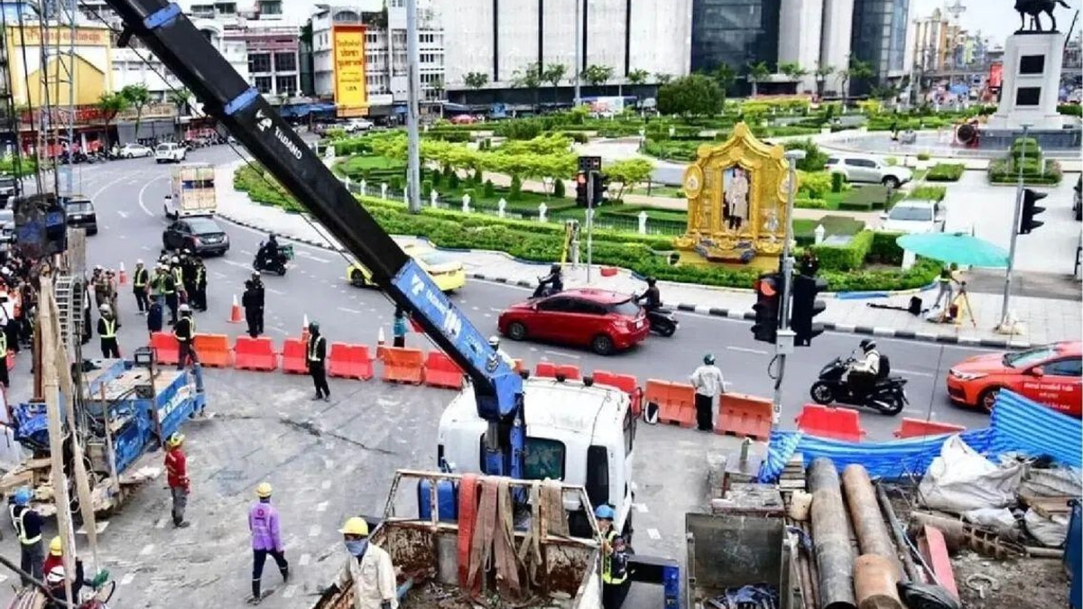 Bangkok subway construction mishap displaces 60 residents as water seepage triggers sinkhole