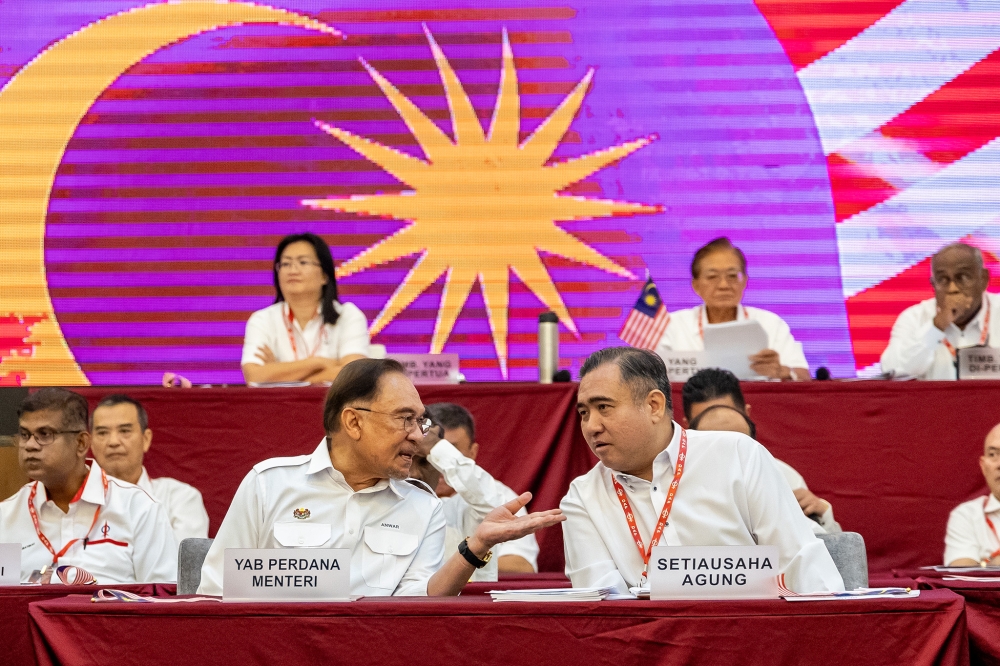 Anwar Seeks to Keep DAP in Melaka Government, Warns Against Premature Exit