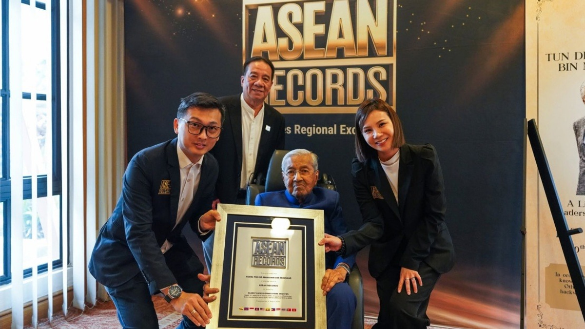 Dr Mahathir and Dr Siti Hasmah Achieve Historic Centenarian Milestone with Three Record Recognitions