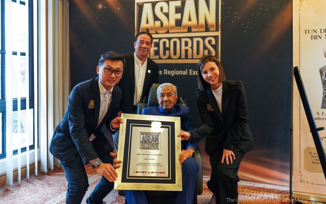 Dr Mahathir and Dr Siti Hasmah Achieve Historic Centenarian Milestone with Three Record Recognitions