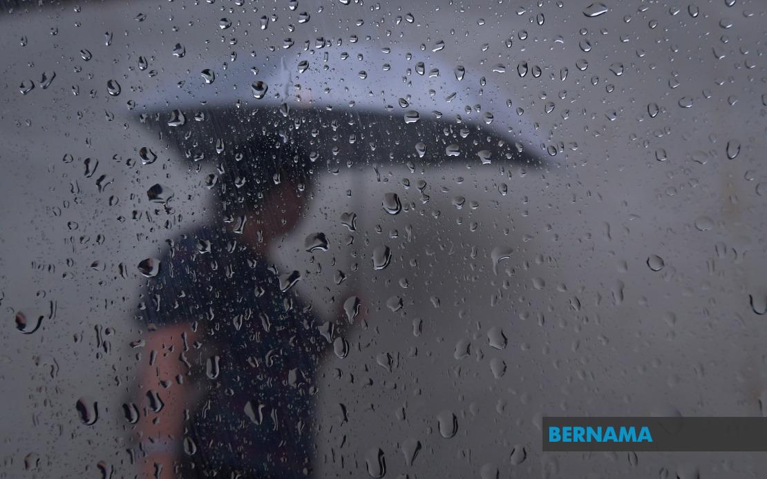 Johor Early Voters Face Morning Showers Across Four Districts