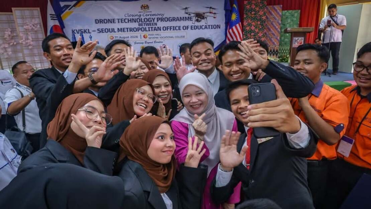 Education Minister Challenges Setapak Vocational Students to Harness Drone Tech for Campus Security