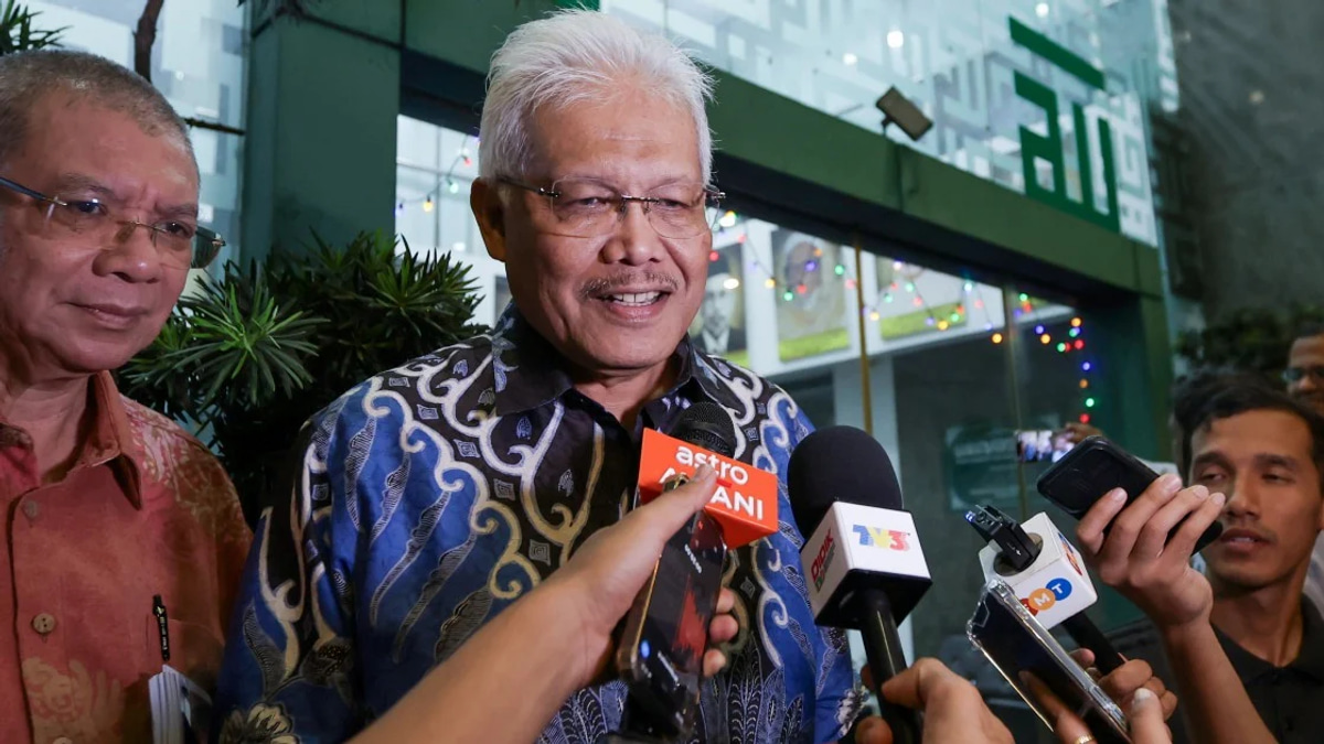 PN Officially Notifies Parliament of Hamzah Zainudin's Return as Opposition Leader