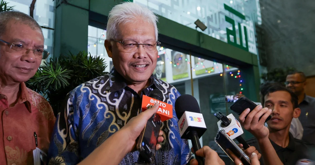 PN Officially Notifies Parliament of Hamzah Zainudin's Return as Opposition Leader