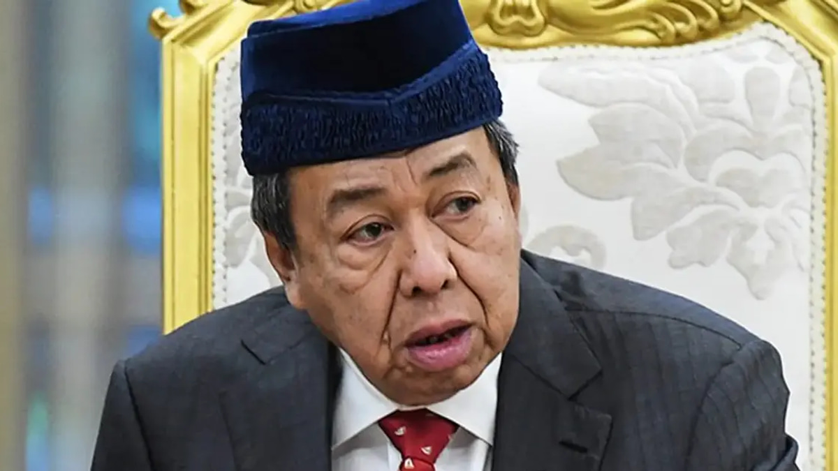 Selangor Sultan Credits Najib and Anwar on LRT3, Criticises DAP Leaders