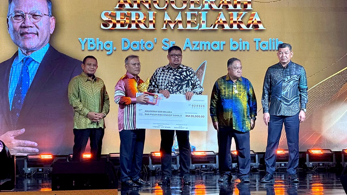 Melaka CM Urges State's High Achievers to Mentor Next Generation Through Strategic Partnership