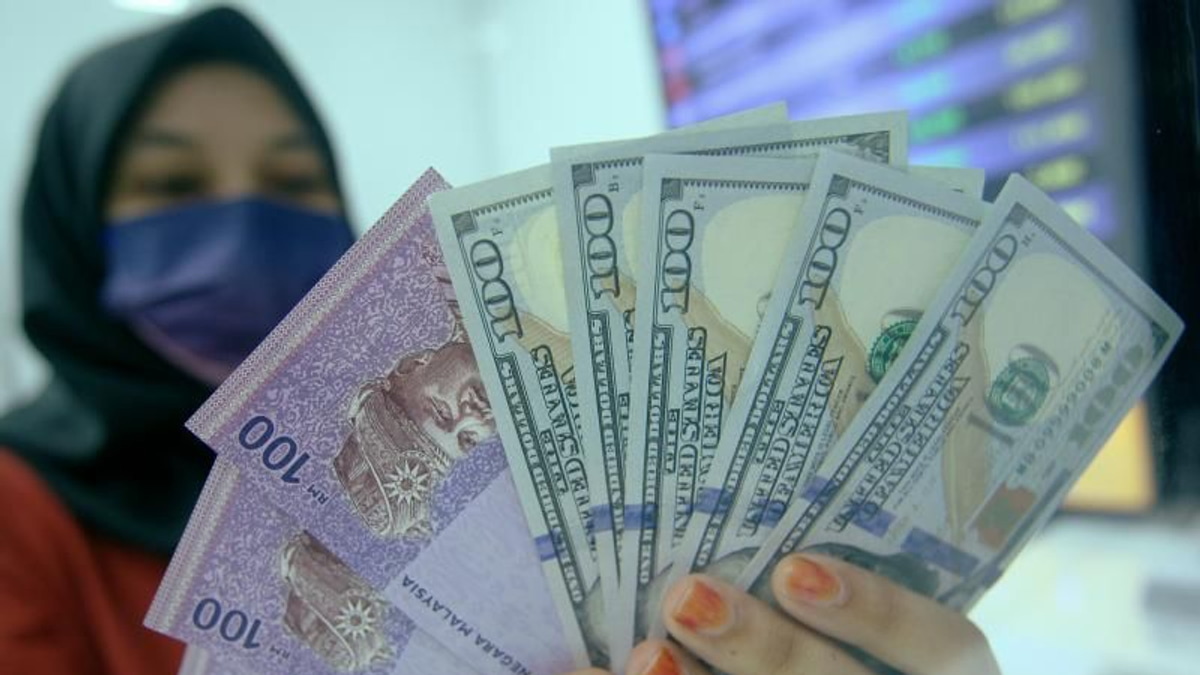 Ringgit Weakens Against Dollar as Trump's Tariff Push Rattles Markets
