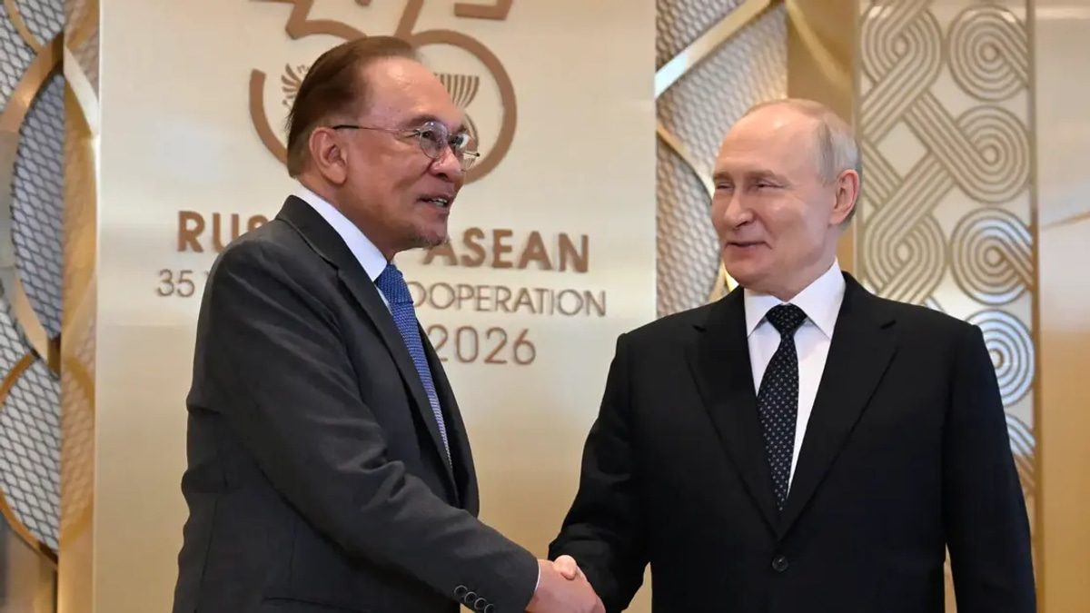 Russia Pledges Two Decades of Energy Supply to Malaysia, PM Says