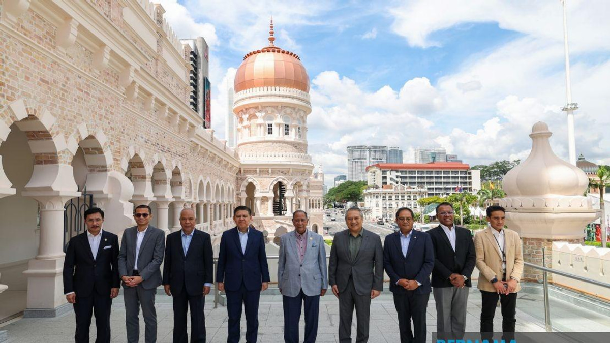 Sultan of Kedah Tours Restored Sultan Abdul Samad Building in Historic Kuala Lumpur