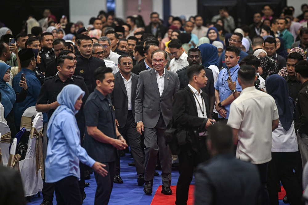 Anwar Ibrahim Clarifies Tough Stance on Civil Service Standards