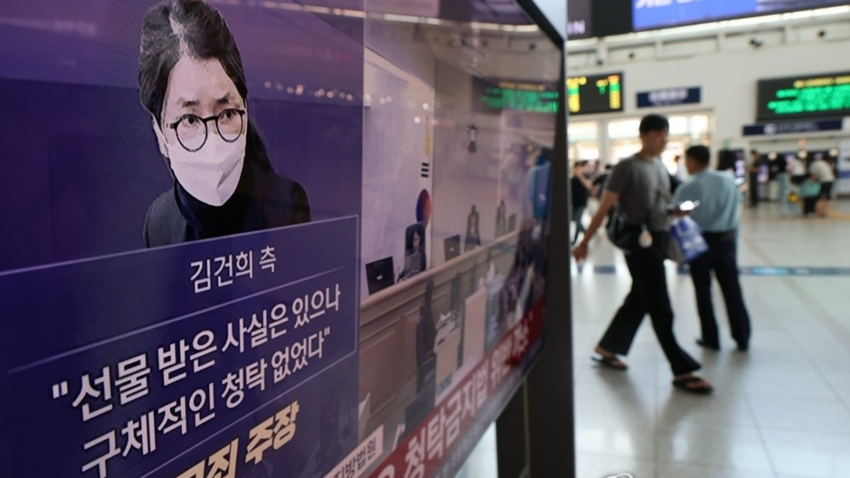 South Korea's Former First Lady Convicted of Bribery, Sentenced to Seven Years Prison