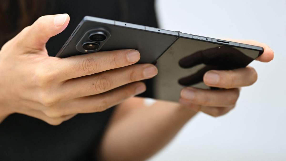 Samsung's Passport-Shaped Galaxy Z Fold 8 Sets Stage for Apple's First Foldable iPhone