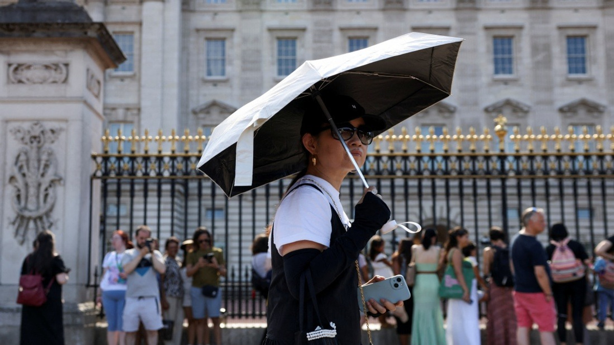 Buckingham Palace Guard Ceremonies Suspended as UK Faces Dangerous Heatwave
