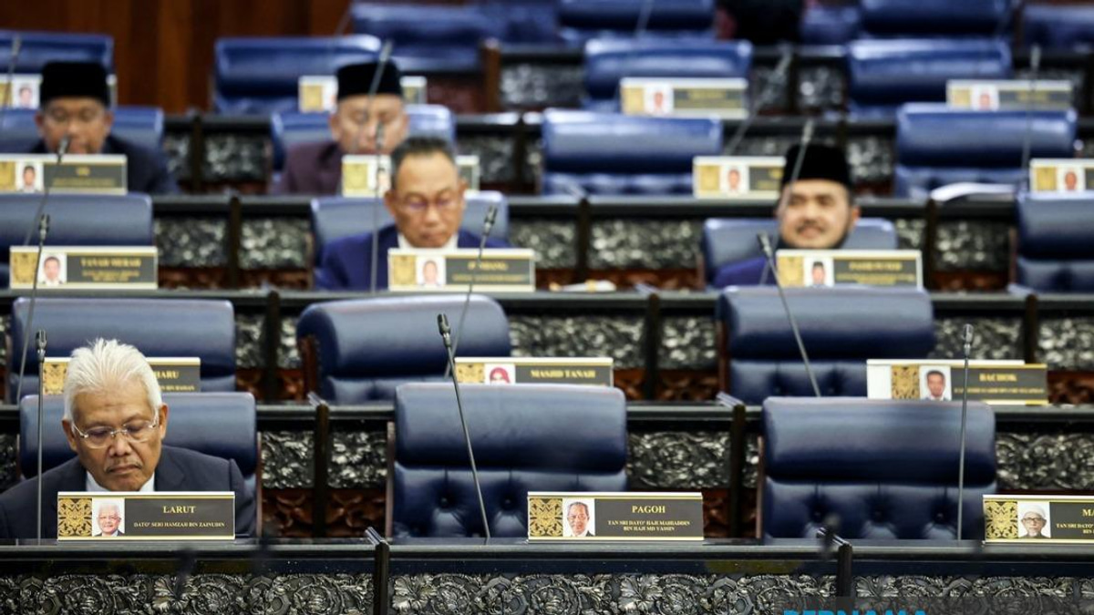 Speaker Confirms Hamzah as Opposition Leader; Muhyiddin Relocated in Parliament Seating Reshuffle