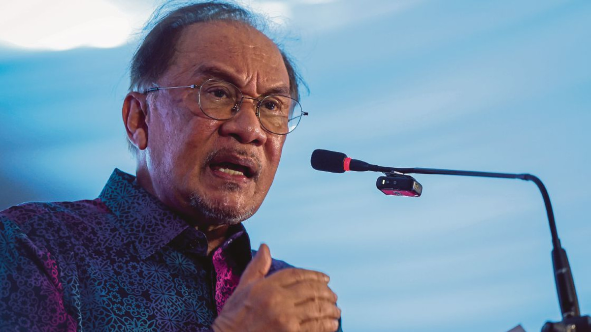 Focus should be on Tabung Haji injustice, not my absence, Anwar tells critics