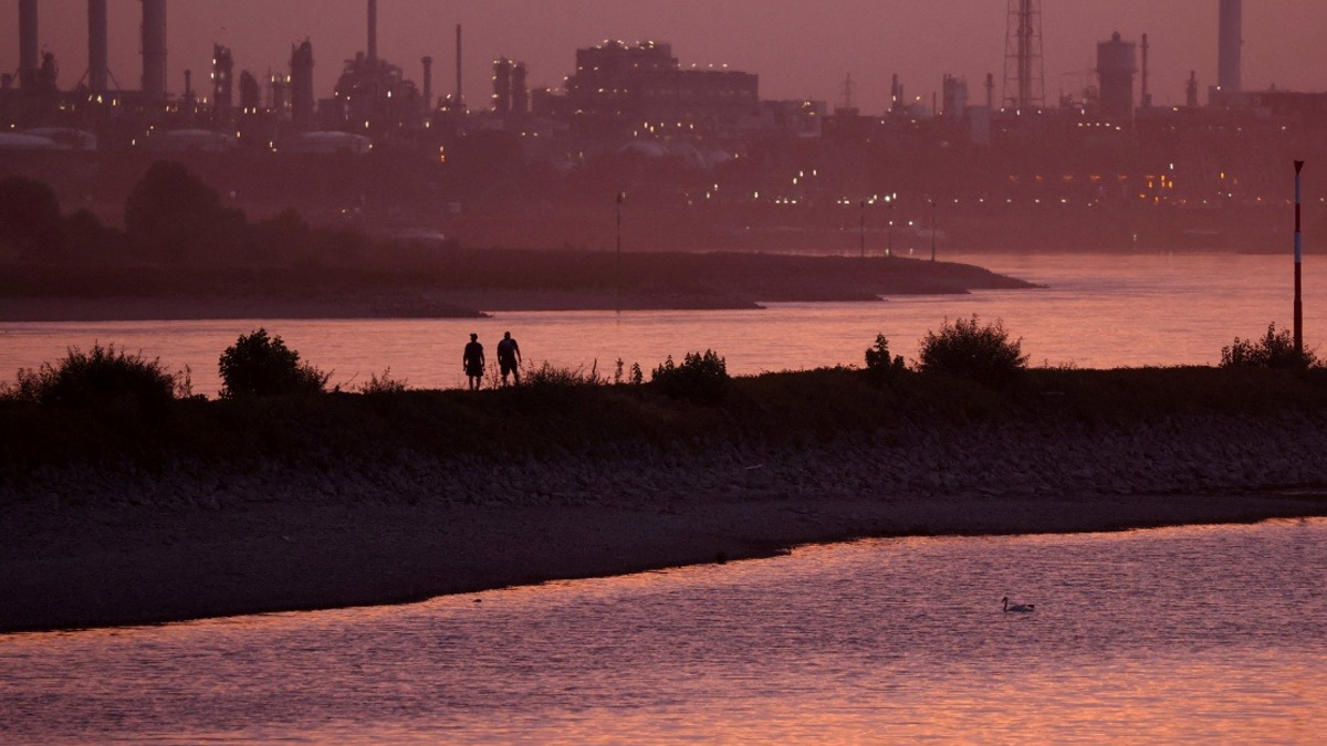 Extreme Drought Exposes WWII Bomb in Rhine as Water Levels Hit Historic Low