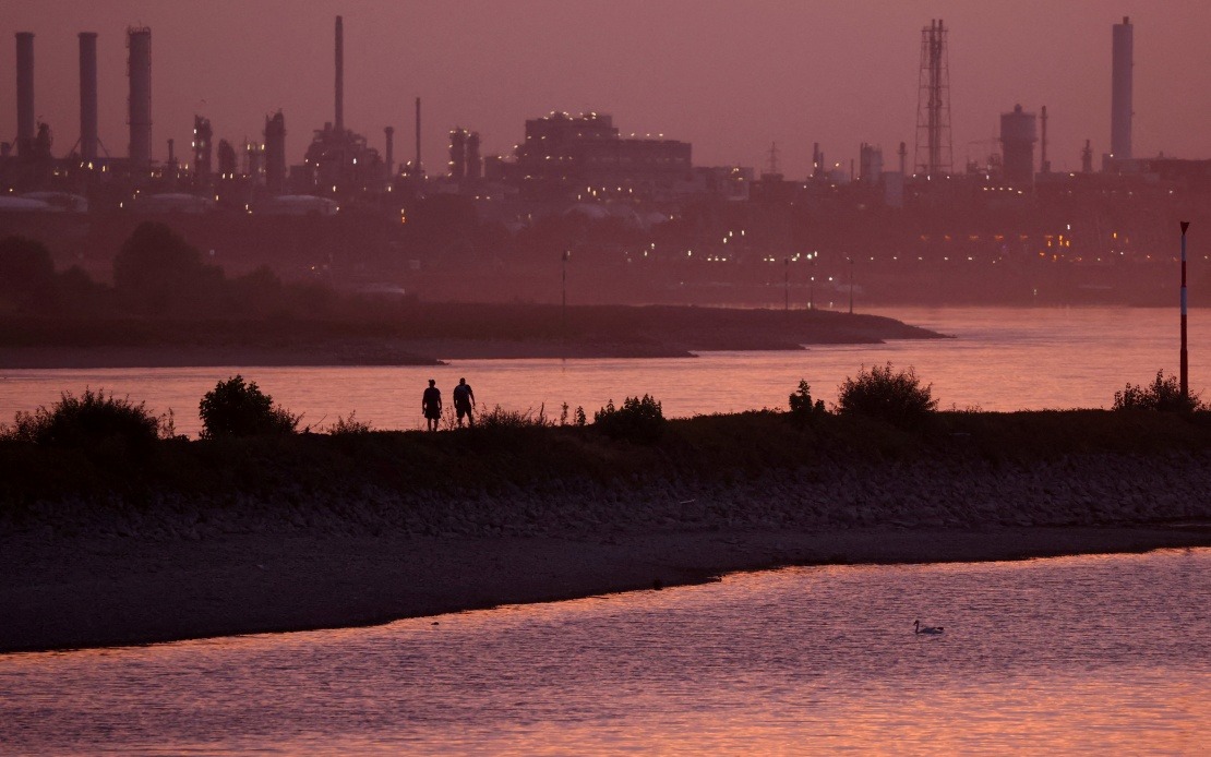 Extreme Drought Exposes WWII Bomb in Rhine as Water Levels Hit Historic Low