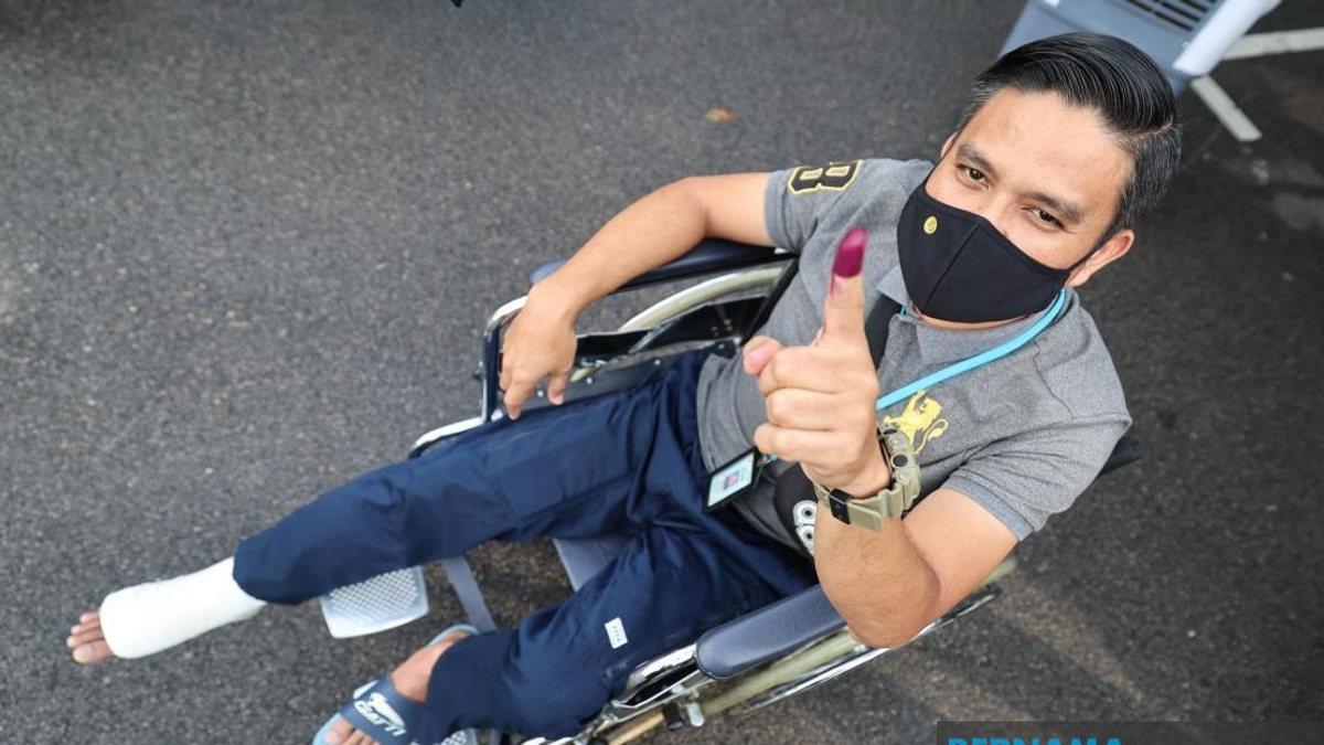 Determined Johor Police Officer Votes Despite Achilles Tendon Injury