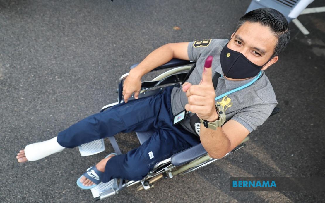 Determined Johor Police Officer Votes Despite Achilles Tendon Injury
