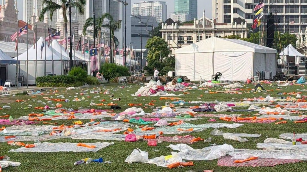 DBKL Launches Clean-Up Drive at Dataran Merdeka Following World Cup Final Viewing