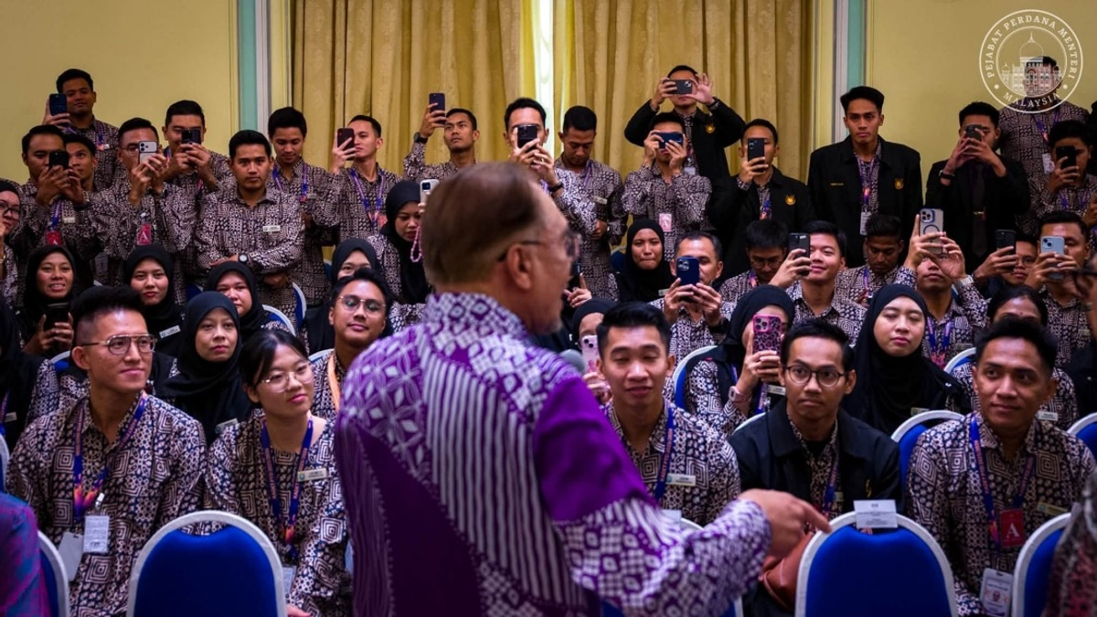 PM Anwar Urges Civil Servants to Prioritise Integrity and Embrace Reform