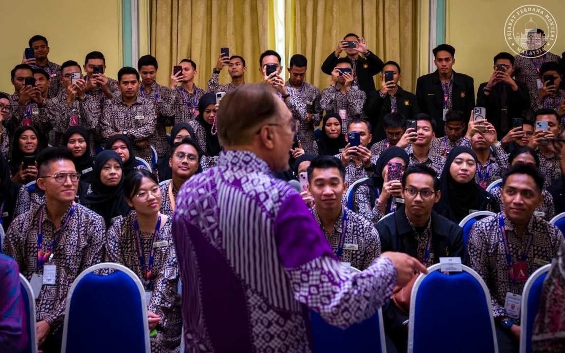 PM Anwar Urges Civil Servants to Prioritise Integrity and Embrace Reform